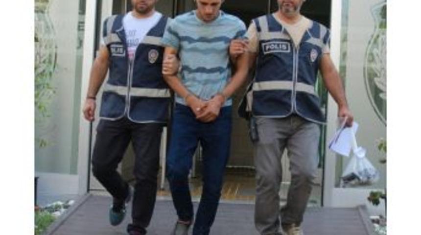 Midib&uuml;ste Uyuyan Şof&ouml;r&uuml;n Cebini Kesip C&uuml;zdanını &Ccedil;aldılar