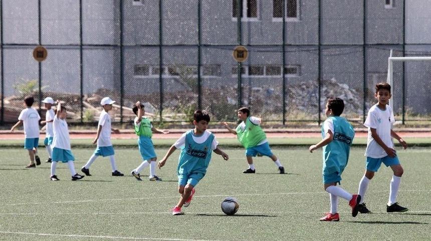 Yenimahalle&rsquo;de Minik Futbolcular İ&ccedil;in Kış Fırsatı