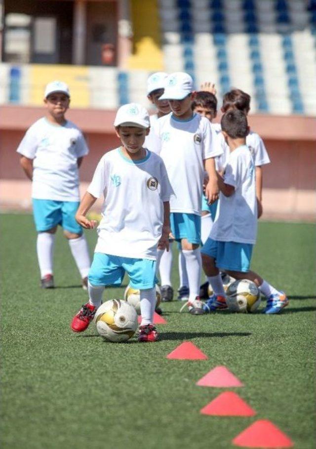 Yenimahalle’de Minik Futbolcular İçin Kış Fırsatı