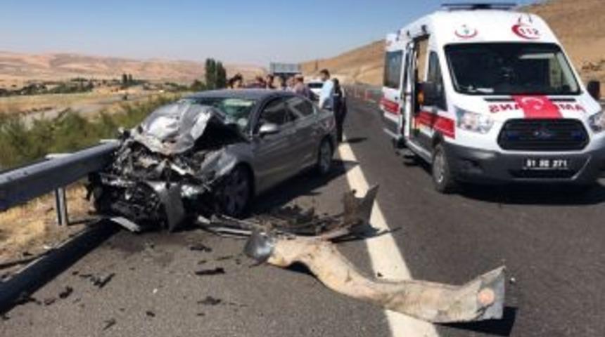 Otomobil Bariyerlere &Ccedil;arptı:4 Yaralı