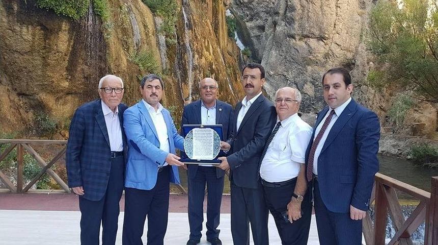 Darende Belediye Başkanı Eser&rsquo;den G&uuml;r&uuml;n Kaymakamına Plaket