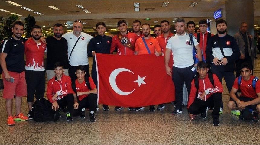 D&uuml;nya Şampiyonu G&uuml;reş&ccedil;iye Davul-zurnalı Karşılama