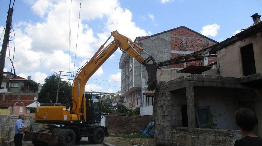 İzmit&rsquo;te Metruk Binalar Bir Bir Yıkılıyor
