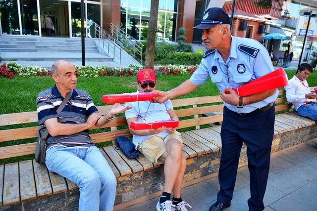 Maltepe Zabıtasından Vatandaşlara G&uuml;l 2
