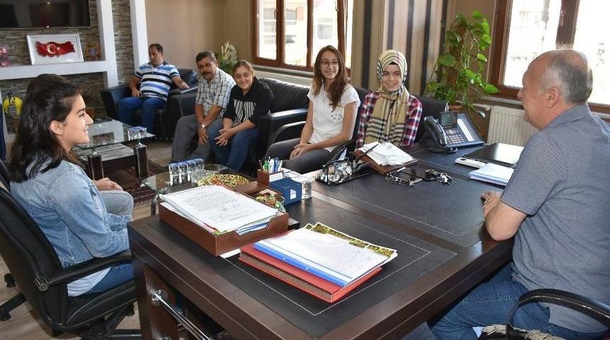 Başarılı &Ouml;ğrencilere Başkan&rsquo;dan Altın Hediyesi