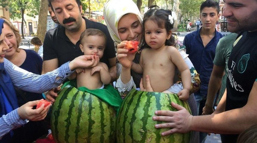 Dev Karpuzları Oydular, İ&ccedil;ine Bebek Koydular