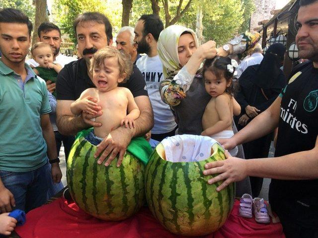 Dev Karpuzları Oydular, İçine Bebek Koydular