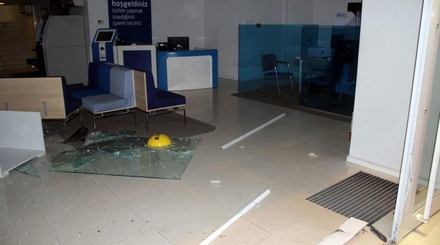 Banka Şubesine Otomobil Girdi