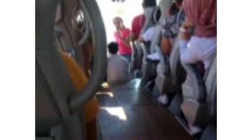 &Uuml;nl&uuml; Sanat&ccedil;ı Yeşim Salkım&rsquo;dan Şehirlerarası Otob&uuml;ste Konser