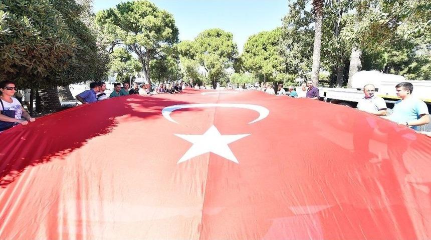 İzmir B&uuml;y&uuml;kşehir&rsquo;den 350 Metrelik Dev Bayrak