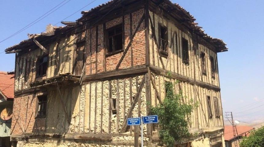 Tarihi Ev Tehlike Sa&ccedil;ıyor