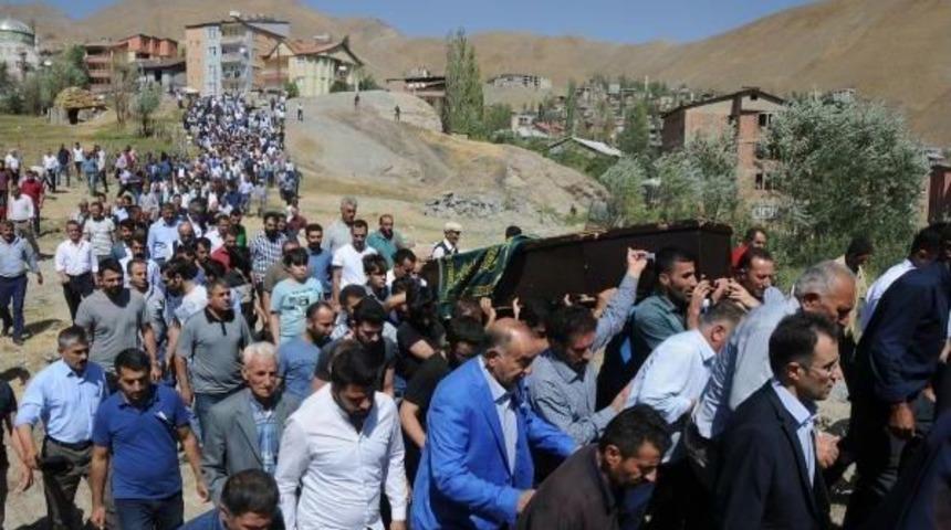 Pkk'nın Şehit Ettiği Vedaş Arıza Şefi &Ouml;zdel Toprağa Verildi (2)