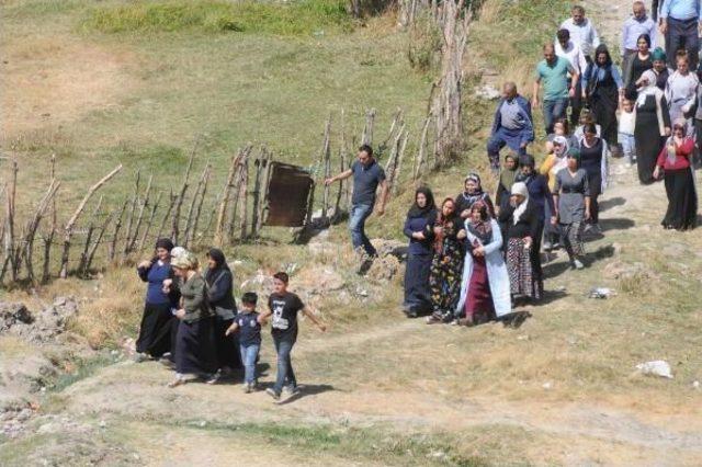 Pkk'nın Şehit Ettiği Vedaş Arıza Şefi Özdel Toprağa Verildi (2)