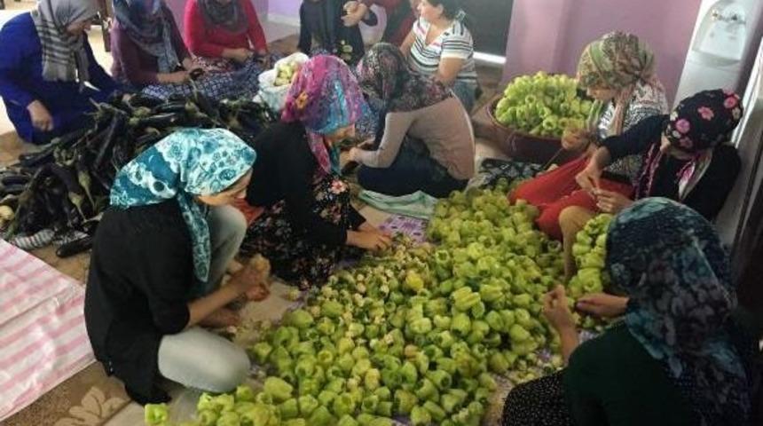 &Ccedil;atom'lu 22 Kadın, Sebzeleri Kurutup Satıyor