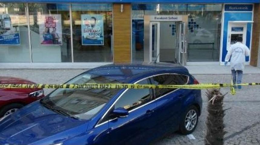 Esenyurt'ta 150 Bin Liralık Banka Soygunu;g&uuml;rc&uuml; Soyguncu Yakalandı,2 Soyguncu Ka&ccedil;tı