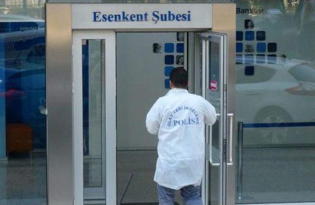 Esenyurt'ta 150 Bin Liralık Banka Soygunu;gürcü Soyguncu Yakalandı,2 Soyguncu Kaçtı