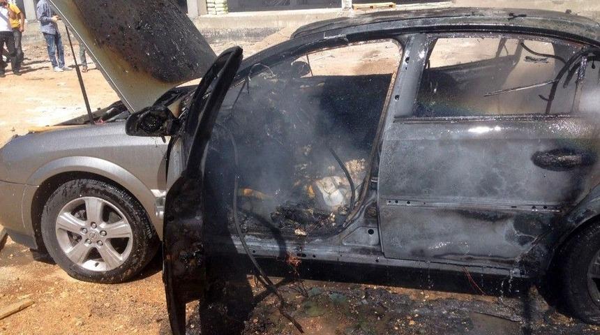 Park Halinde Otomobil Yandı