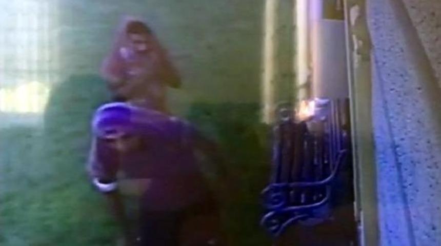 Tiş&ouml;rtleri Başlarına &Ccedil;eken Hırsızlık Ş&uuml;phelileri Aranıyor