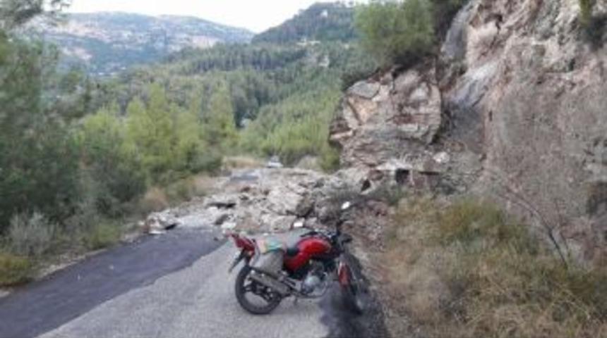 Dağdan Kopan Kayalar Yolu Kapattı