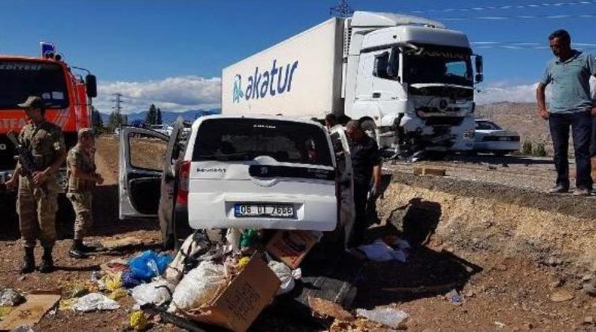 Tır Ile Hafif Ticari Ara&ccedil; &Ccedil;arpıştı: 2 &Ouml;l&uuml;