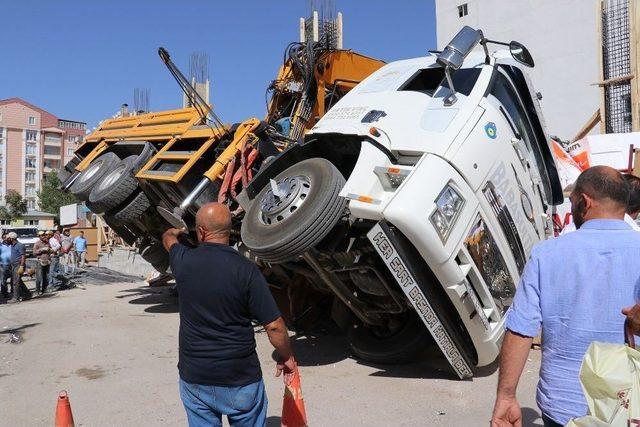 İnşaat Alanına Devrilen Vinç Korkuttu