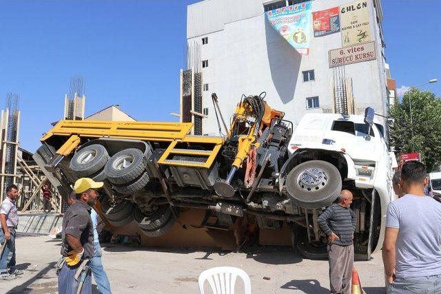 İnşaat Alanına Devrilen Vinç Korkuttu