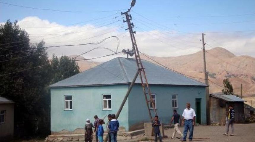 K&ouml;yl&uuml;lerin Devrilmek &Uuml;zere Olan Elektrik Direğini Ayakta Tutma &Ccedil;abası