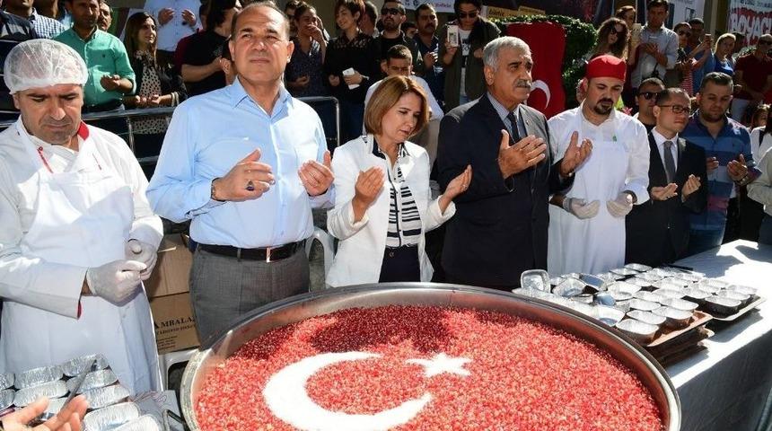 Başkan S&ouml;zl&uuml;&rsquo;den Vatandaşa Aşure İkramı