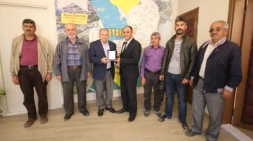 Başkan &Ouml;zaltun&rsquo;a Yardımlaşma Derneğinden Plaket