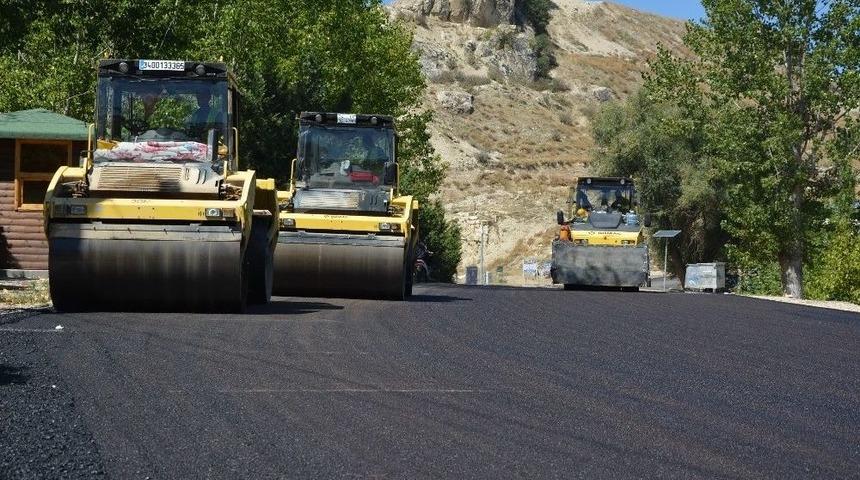 Korkuteli Al&acirc;eddin Mahallesine Sıcak Asfalt