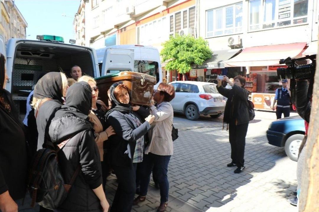Evlatları Tarafından &Ouml;ld&uuml;r&uuml;len Annenin Cenazesini Kadınlar Omuzladı