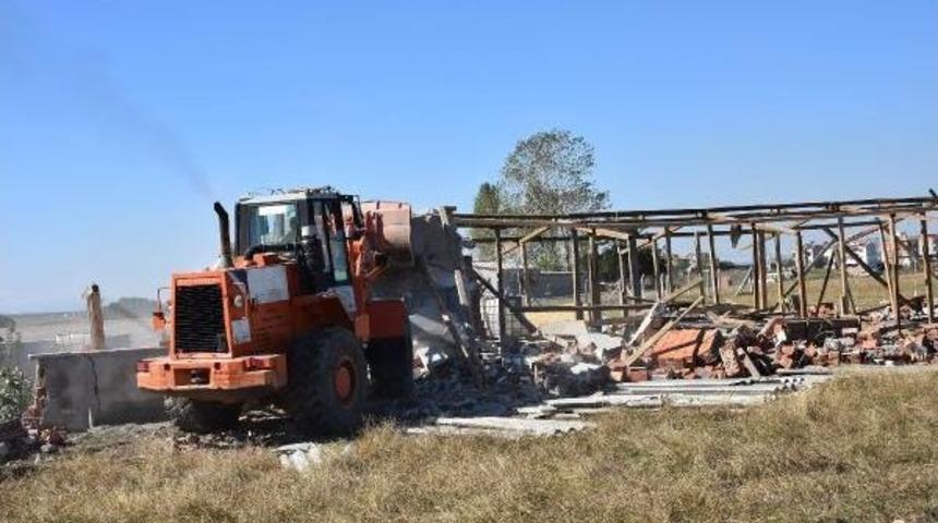 Çorlu'daki Tarlalarda Kaçak Yapılan Baraka Ve Ahırlar Yıkıldı