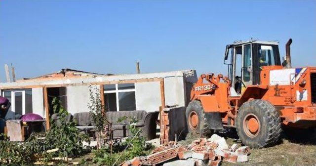 Çorlu'daki Tarlalarda Kaçak Yapılan Baraka Ve Ahırlar Yıkıldı