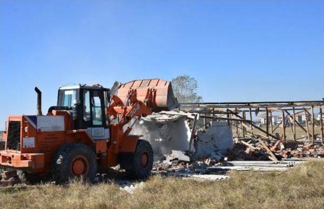 Çorlu'daki Tarlalarda Kaçak Yapılan Baraka Ve Ahırlar Yıkıldı