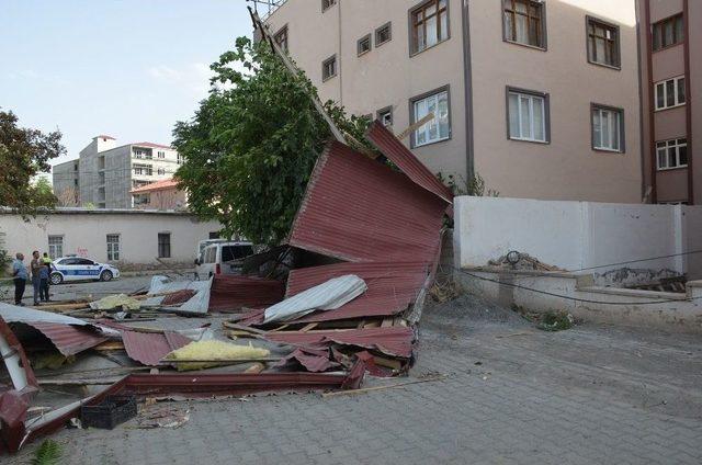 Iğdır’da Şiddetli Rüzgar Çatıları Uçurdu