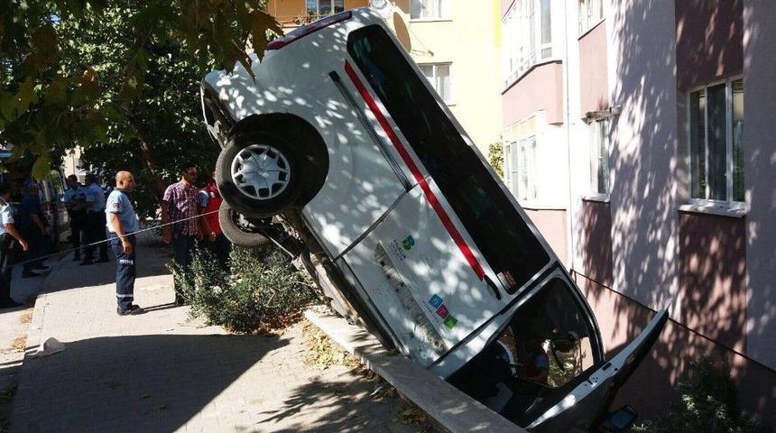 Dolmuş Taksi Bah&ccedil;eye U&ccedil;tu: 4 Yaralı