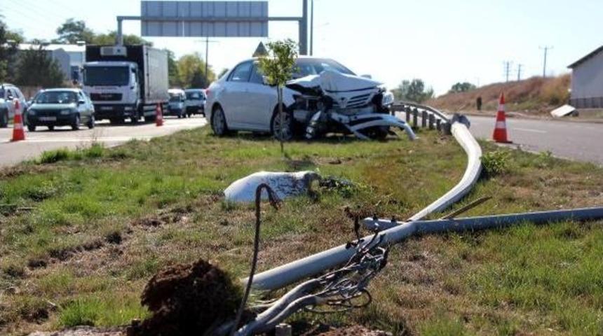 Otomobil Aydınlatma Direğine &Ccedil;arptı: 4 Yaralı