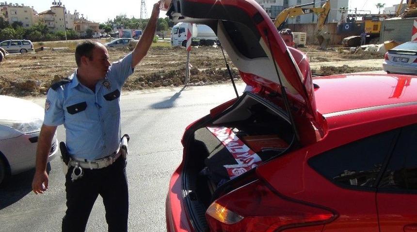 Polisin Takip Ettiğini G&ouml;r&uuml;nce, Aracı Ve Kız Arkadaşını Bırakıp Ka&ccedil;tı