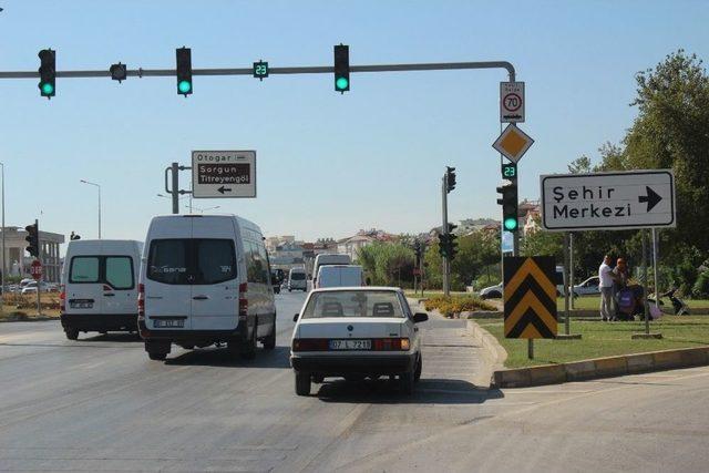 Polisin Takip Ettiğini Görünce, Aracı Ve Kız Arkadaşını Bırakıp Kaçtı