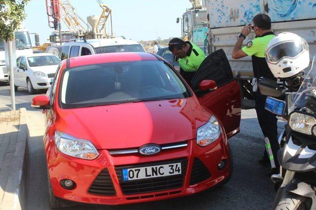 Polisin Takip Ettiğini Görünce, Aracı Ve Kız Arkadaşını Bırakıp Kaçtı