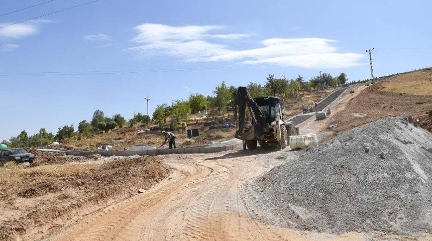 Muş Belediyesi&rsquo;nden Mezarlık Bakımı