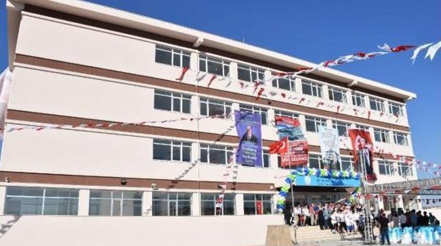 &Ccedil;orlu'da Yaptırılan Atat&uuml;rk Lisesi, Valiliğe 'atat&uuml;rk B&uuml;sts&uuml;z' Teslim Edildi