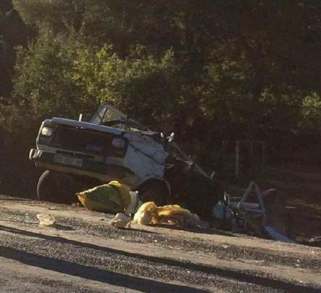 Kamyonetiyle Servis Aracına &Ccedil;arptı: 1 &Ouml;l&uuml;, 4 Yaralı 1