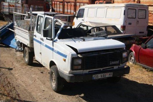 Kamyonetiyle Servis Aracına &Ccedil;arptı: 1 &Ouml;l&uuml;, 4 Yaralı 2