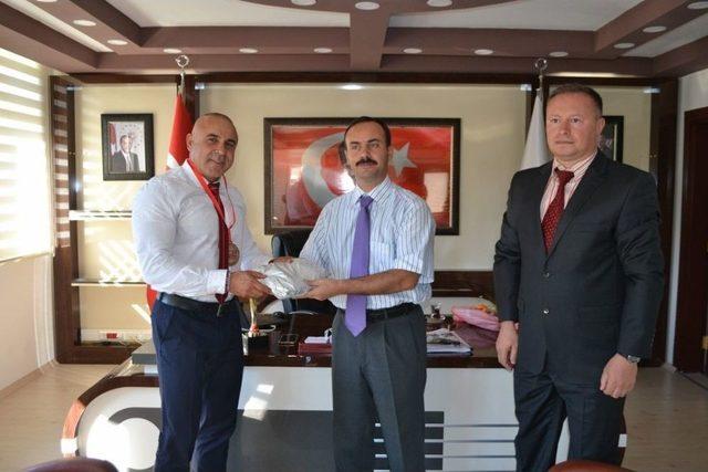 Milli V&uuml;cut Geliştirici Sporcudan Kaymakam Taşdan&rsquo;a Ziyaret 1