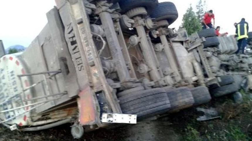 Devrilen Tır'ın S&uuml;r&uuml;c&uuml;s&uuml; Hayatını Kaybetti