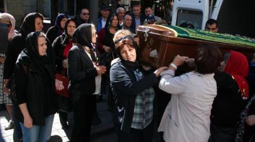 Oğularının &Ouml;ld&uuml;rd&uuml;ğ&uuml; Nazlı, Kimsesizler Mezarlığında Toprağa Verildi