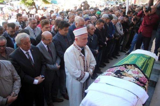 Oğularının &Ouml;ld&uuml;rd&uuml;ğ&uuml; Nazlı, Kimsesizler Mezarlığında Toprağa Verildi 3