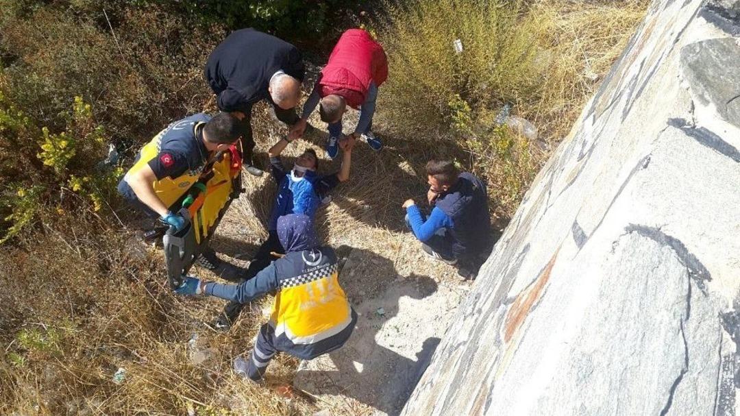 5 Metrelik Duvardan D&uuml;şen Gen&ccedil; Yaralandı