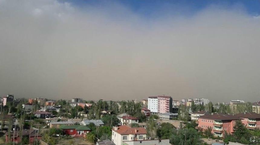 Doğubayazıt&rsquo;ta Toz Fırtınası Etkili Oldu